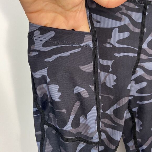 ZYIA Active Black Camo Pocket Light n Tight Hi-Rise Capri Size S - Picture 4 of 6